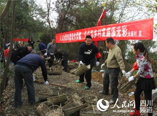 村民們參加建設旅游步道現場。