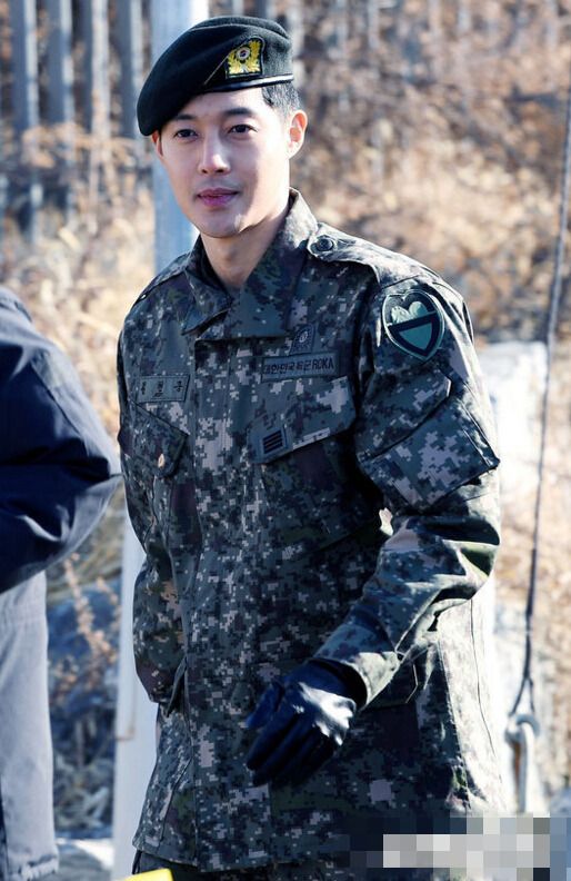 金贤重退伍获粉丝迎接 官司纠纷未结束复出问