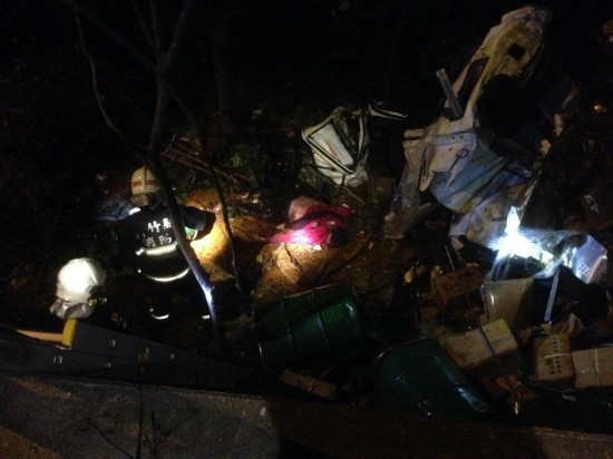 台灣1號高速公路貨車追尾 致1死3傷