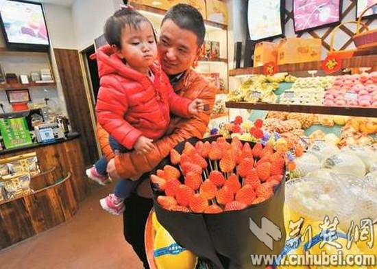 武汉水果店推 草莓花 成情人节创意礼物(图)