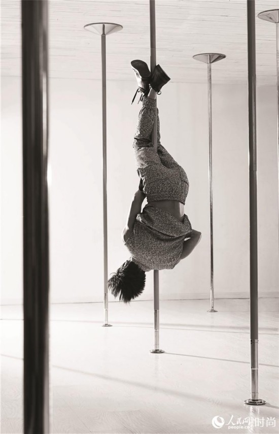 向佐登《GQ》封面拍情人节特刊 变身舞蹈王子