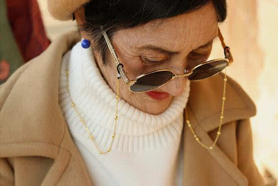 《重返十七岁》 95后孙女为78岁奶奶拍写真 潮