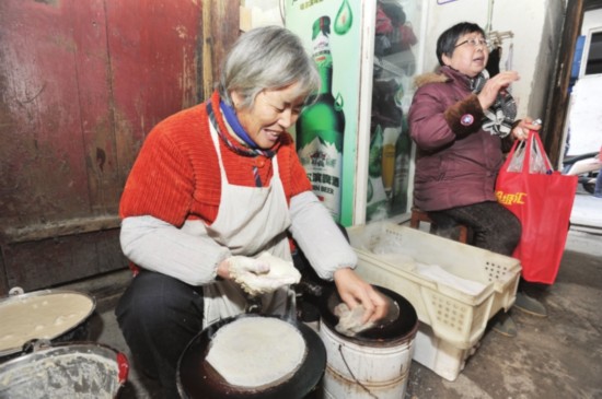 苏州一婆婆春卷皮一做30年 春节每天卖出60斤