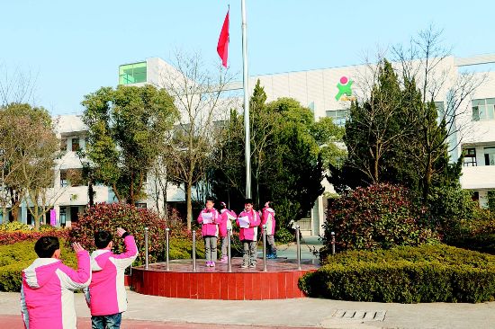 盐城盐都中小学开学第一天举行升旗仪式