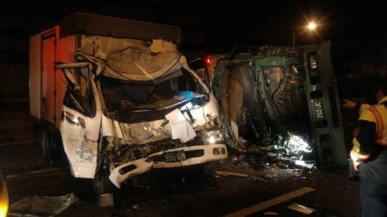 台灣1號高速公路貨車追尾 致1死3傷