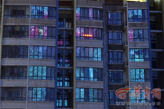 西安高新几栋高层满楼LED屏 闪烁至深夜影响