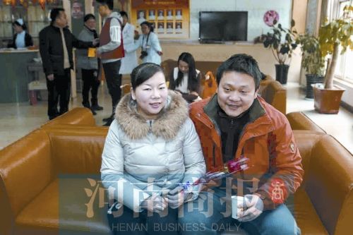 68岁老人情人节复婚 郑州1965对新人领结婚证