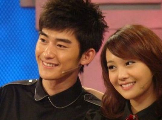 郑爽抽烟上热搜 郑爽与张翰的痴爱引人唏嘘