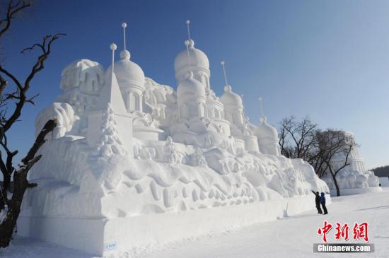 1月4日，2016中國長春冰雪旅游節在長春“淨月雪世界”內開幕，200余座雪雕集中亮相。“淨月雪世界”總佔地面積56萬平方米，總用雪量15萬立方米，200余座各類雪雕為游客營造了一個壯觀的冰雪童話世界。<a target='_blank'  data-cke-saved-href='http://www.chinanews.com/' href='http://www.chinanews.com/'><p  align=