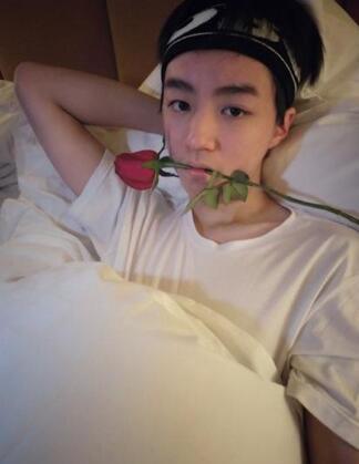 宋仲基李易峰杨洋王俊凯 男星手拿玫瑰花撩妹