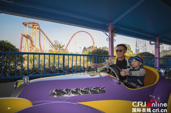 林永健一家逛游乐园 大竣扮相可爱终于笑了(组