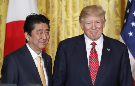 安倍與特朗普（右）