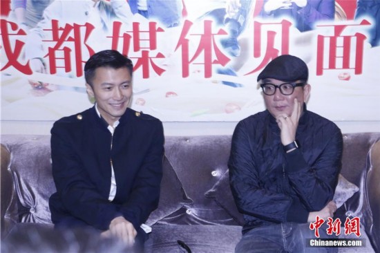 谢霆锋现身成都畅谈美食 传授三杯鸡做法