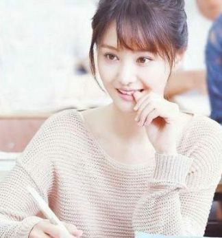 郑爽街头抽烟被拍 嘴里叼了根烟爽妹子真的学