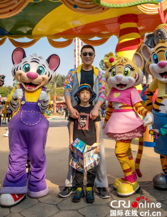 林永健一家逛游乐园 大竣扮相可爱终于笑了(组