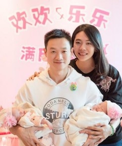 杨威双胞胎满月 一家五口同框尽显温馨 双胞胎