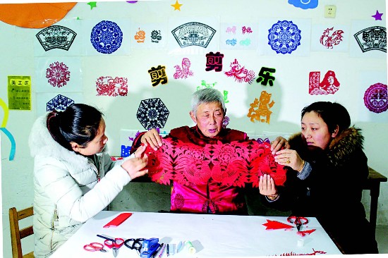 盐城盐都一幼儿园办剪纸比赛 非遗传承人点评