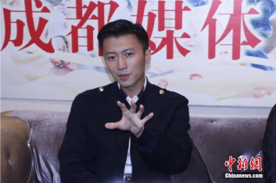 谢霆锋现身成都畅谈美食 传授三杯鸡做法