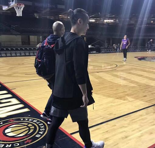 吴亦凡蒋劲夫代表中国NBA扣篮 直击球场备战身影