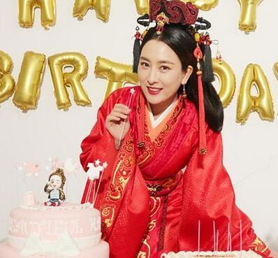 马苏凤冠霞帔喜迎本命 明星好友隔空祝福
