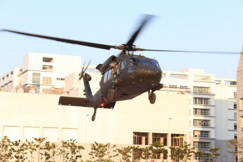 台灣陸軍UH-60M型直升機降落台當局防務部門博愛營區。(圖：台灣《聯合報》)