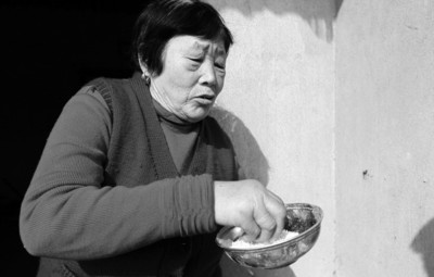 七旬老太吃生米上瘾 不吃干什么都没劲还睡不