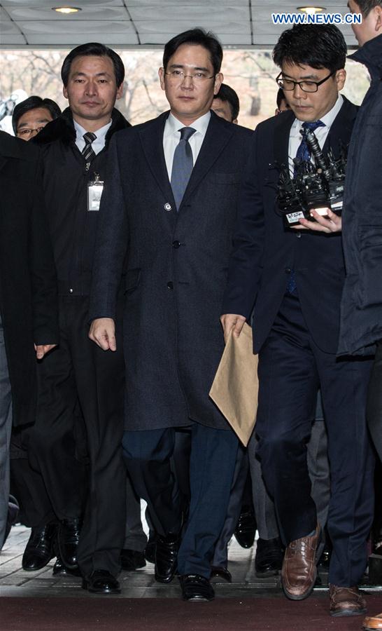 Samsung Electronics Vice Chairman Lee Jae-yong (C) enters a Seoul court for hearings in Seoul, South Korea, on Feb. 16, 2017. 