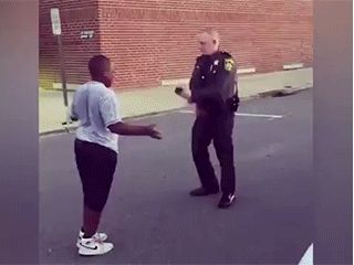 开心!美国警察和男孩在停车场跳可爱舞蹈