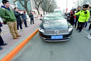 黄线 上岗 十天违停车辆锐减 交警:拍照取证更顺