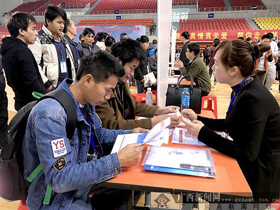 深圳企业赴河池百色举行专场招聘 提供近三千