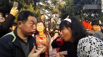 妖孽来袭!郑州大叔大妈创打架舞 逆天摇摆互怼