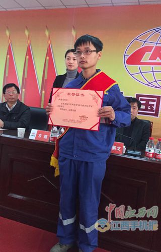 感人!鹰潭 90后 带著瘫痪父亲赴河南建高铁受表