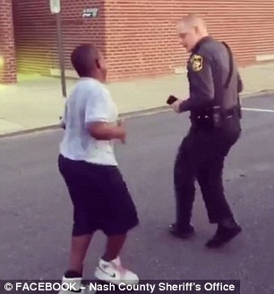 开心!美国警察和男孩在停车场跳可爱舞蹈