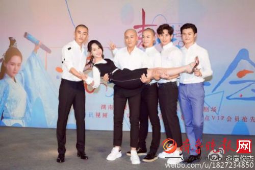 秦俊杰杨紫公开恋情 秦俊杰家庭背景姐姐也是