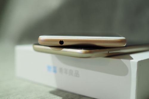 千元机也能享受快充快感 魅蓝5s对比魅蓝5手机