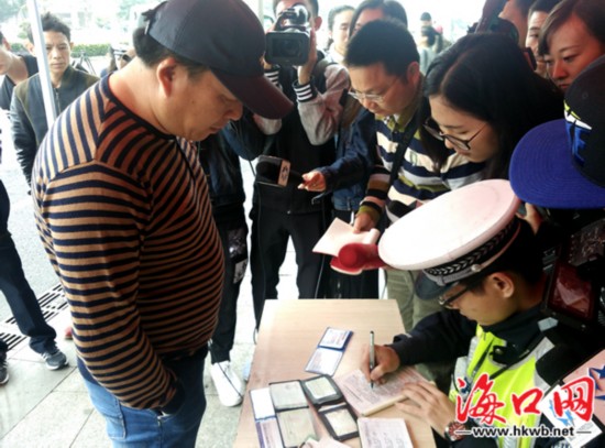 海口交警16日上午共查处25起车窗抛物违法行