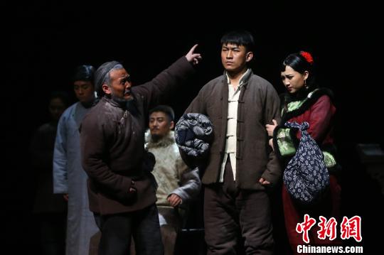话剧《白鹿原》西安上演“陕味”十足引观众共鸣