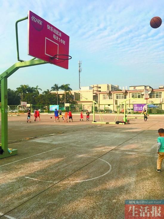 西大一研究生打篮球发生意外 网上视频发生在