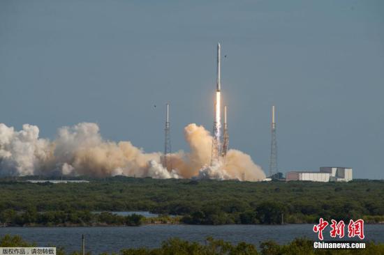 美國佛羅裡達州，美國民營太空探索科技公司SpaceX的獵鷹9號運載火箭，載“飛龍號”（Dragon）無人太空貨船，自卡納維爾角發射升空。