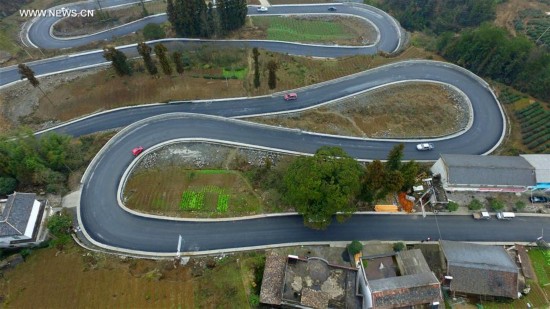 #CHINA-HUBEI-ENSHI-WINDING MOUNTAIN ROAD (CN)