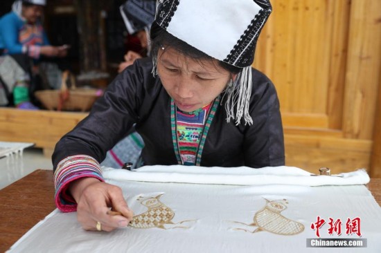 贵州榕江苗族绣娘针线绣出致富路(高清组图)