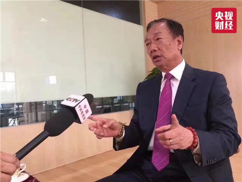 富士康大量招大学生 郭台铭:年轻人未来接班我