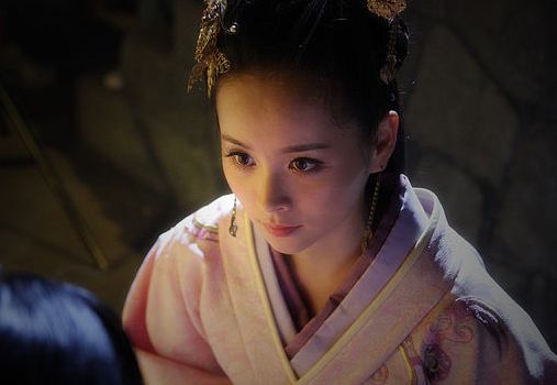 Angelababy晒红衣古装照绝色倾城 40位女星古