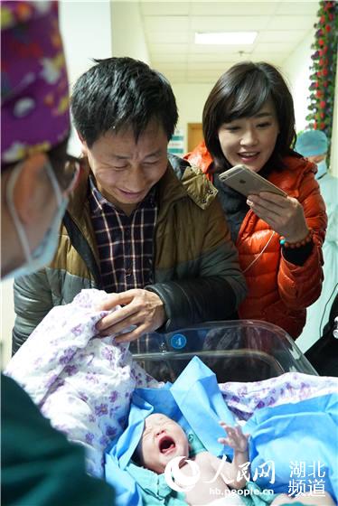 40岁瘫痪女子意外怀孕 冒死生下女儿