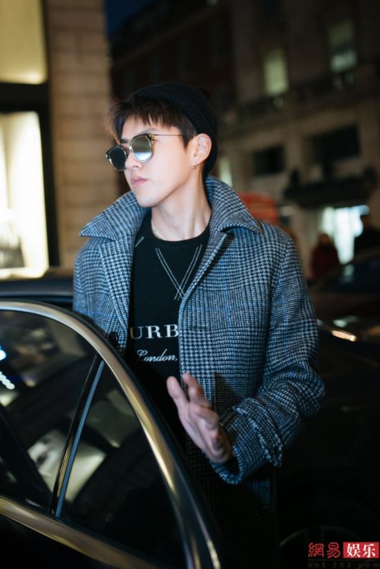 吴亦凡为Burberry站台 大衣英伦气息十足