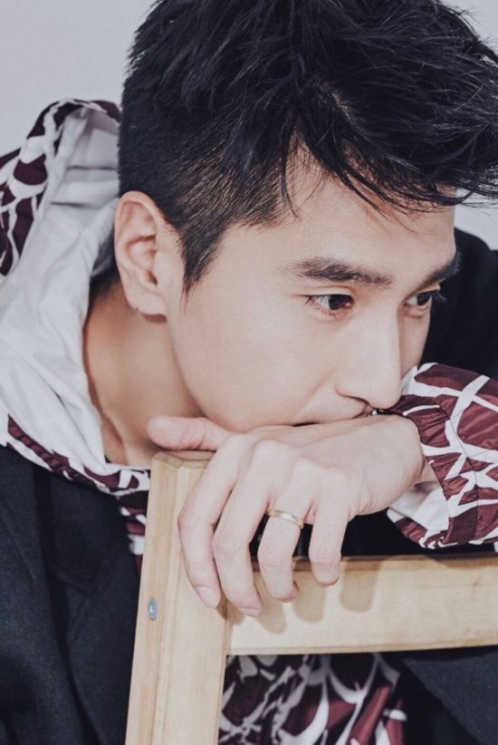 轻轻松松上热门?骨节分明 赵又廷的手迷倒众人