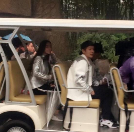 跑男第五季开录 鹿晗牵大猩猩迪丽热巴独自坐