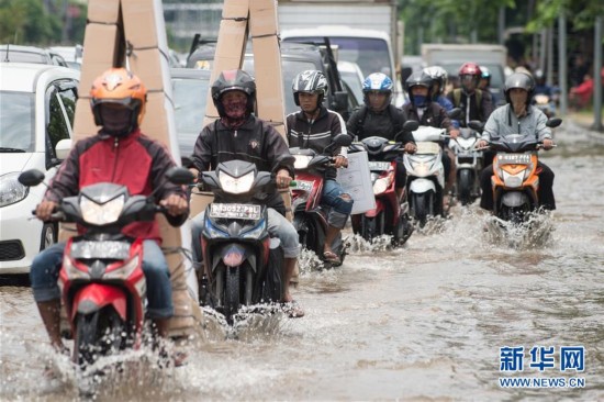 暴雨频发 印尼雅加达内涝严重(组图)