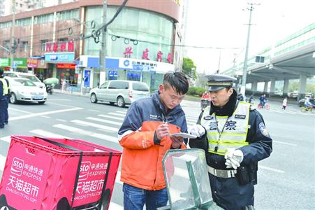 沪上快递外卖玩命速递1小时查处237起违法
