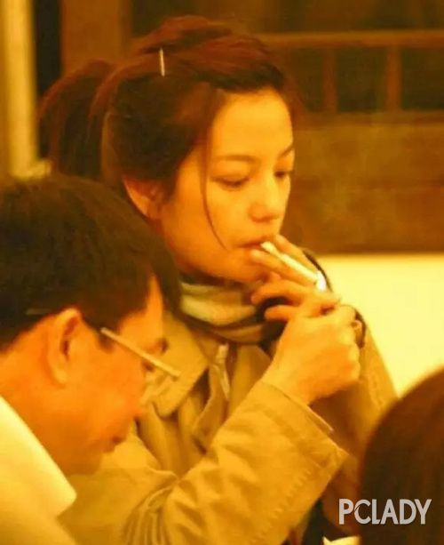 精分的爽妹子铁打的憔悴脸 爱抽烟的女生很难美过下一个十年